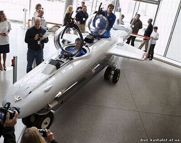 super-falcon-submarine-dives-airplane-style
